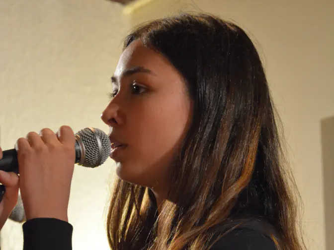 Femme qui chante devant un micro
