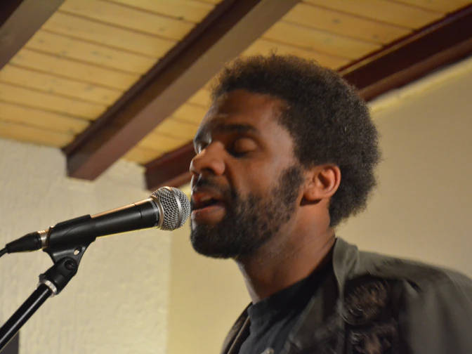 Homme qui chante devant un micro