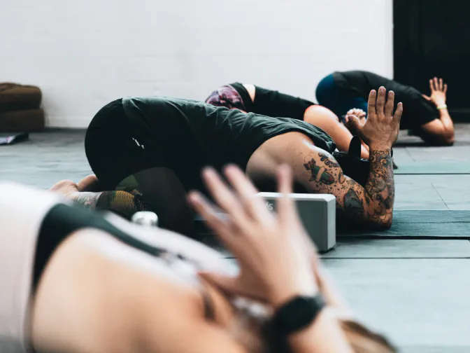 Personnes qui pratiquent le yoga en posture de l'enfant (Balasana)