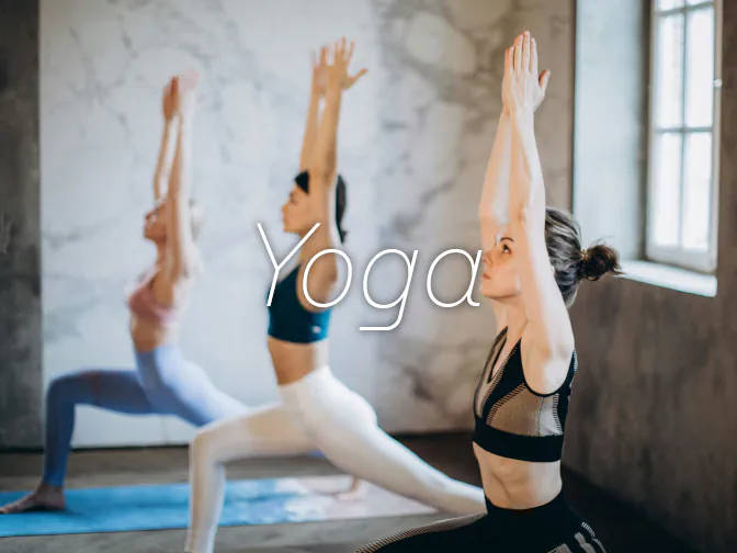 3 femmes pratiquant le yoga, en posture guerrier 1 (Virabhadrasana 1)